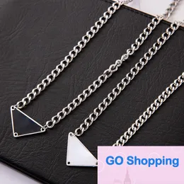 Collier en acier titane triangle personnalisé lettre pendentif Hip Hop conception d'intérêt spécial chaîne de clavicule d'été en acier inoxydable