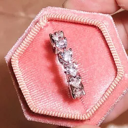 Pierścienie klastra Stylowy superpełniony kształt serca pełen diamentowej pary pierścienia dla kobiet kocha geometrię cyrkonu prezent walentynkowy