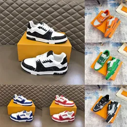 패션 성격 법적 모방 코치 남성과 여성을위한 Cowhide Casual Shoes New Couple Outsole Bizshoes 디자이너 인쇄 자수 운동화.