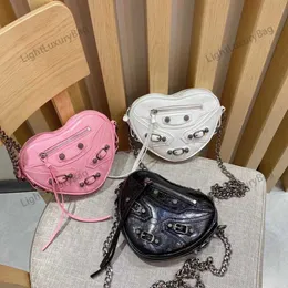 Marca de luxo Le Cagole Heart Mini bolsa de couro Bolsa Love Bolsa feminina Locomotiva Bolsa rebite Textura Versátil Tide Pequena Bolsa tiracolo para telefone Bolsa corrente