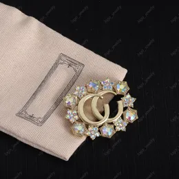 2023 Neue Mode Sterne Kristall Pins Broschen Damen Doppelbuchstabe Gold Luxus Designer Broschen für Anzug Pullover Kleider Brosche Pins Schmuck Hohe Qualität mit Box