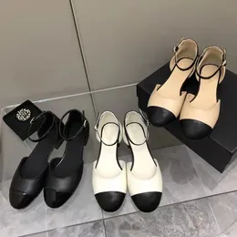 Scarpe eleganti Sandali firmati classici Cinturino cavo di alta qualità abbinato a scarpe singole da donna sandali a testa tonda alla moda con fondo piatto