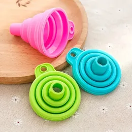 Imbuto pieghevole in silicone da 1 pezzo, mini erogatore di liquidi per uso domestico a scomparsa per perdite d'olio portatile multifunzionale da cucina, piccoli utensili da cucina, utensili da cucina