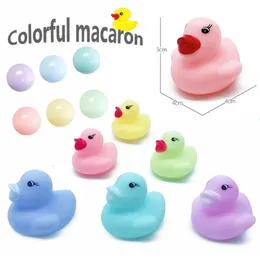 Piaska gra woda zabawa 100 50pcs Macaron Bath Toys Swiming Squeaky gumowe kaczki do kąpieli grę w jamie BABY 0 12 miesięcy 230621