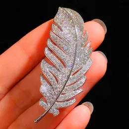 Pins Brooches Luxury Elegant White Crystal Feather Silver Color Alloy Plant Brooch Lady Party Safety Gifts 230621