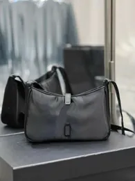 Designer Le 5 A 7 Bolsas de Nylon Cruzadas Reciclações Material de Tecida Material Longa Longa Letra Metálica Cassander Gancho Funcional Hobos Estilo Preppy Mulma da moda