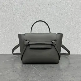 The new women's handbag is made of classic daily grain calf leather. The entire vehicle has neat and meticulous lines, giving a retro and atmospheric design style