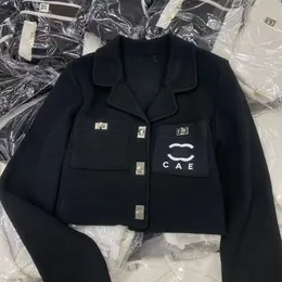 Дизайнерские высококачественные лацканые вязаные куртки Стильные квадратные металлические кнопки карман алфавит с длинным рукавом вязаные куртки