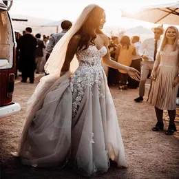 Ширные кружевные 3D цветы аппликация свадебные платья без бретелек темно -серый пляж Бохо свадебные платья с Crystals349y