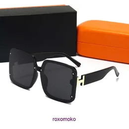 H Óculos de sol laranja para mulheres acessórios de moda armação quadrada clássica expressa marca e personalidade Sombra de verão ao ar livre UV400 rede vermelho mesmo óculos 2BZA