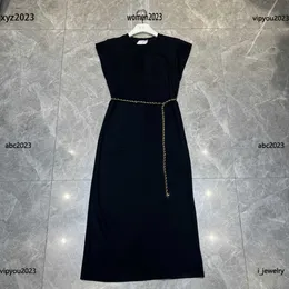 デザイナーの女性ドレスワイドショルダースリーブデザインガールドレスサイズS-Lウエストチェーンデコレーションスカート豪華な6月21日