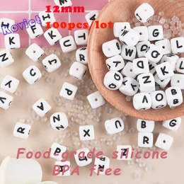 Baby Teethers Toys 100Pcs / Lot 12MM Silicone Letter Beads Food Grade Alfabeto inglese BPA Free Nome personalizzato Catena ciuccio fai da te Regalo per bambini Kovict 230625