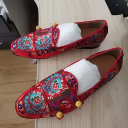 新しい到着豪華な花柄のローファーレッドサテン生地刺繍靴ファッションモンクストラップ靴
