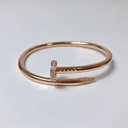 Интернет -знаменитость классическая голова и хвостовая группа Diamond Nail Bracelet подробности 19xo