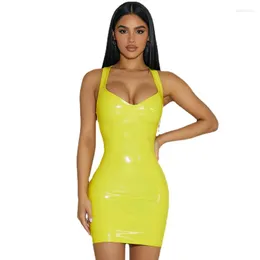 Sıradan elbiseler seksi kadın bodycon sarı mini kolsuz patent deri lateks tank rave parti gece kulübü kostüm