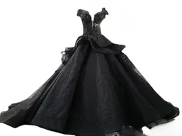 豪華な黒いウェディングドレスゴシックコートビンテージブライダルガウンプリンセスロングトレインビーズキャップスリーブウェディングドレス