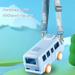 Kubki naczynia naczynia Urocza kubek do kształtowania autobusu dla dzieci Przenośna kubek wodny w kształcie autobusu Mała Słomka Słomka Butelka z paskiem na ramię 230625