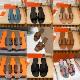 Chinelos Sandálias de grife de luxo Sandálias femininas de couro Verão Sapatos baixos Moda Praia Feminino Chinelos Carta Chinelos 35-42 com caixa