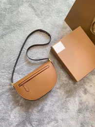 Borsa tote da donna nuova 2023 Borsa a tracolla di alta qualità Zaino da sfilata con accessori placcati in oro con tasche con cerniera per un facile accesso agli oggetti