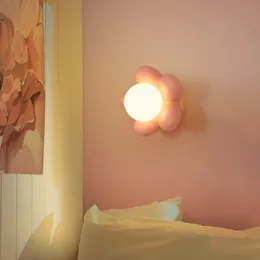 Andra hem Garden Pink White Flower Wall Sconce Bedroom Creative Children's Room Decoration Lamps Simple Modern Nordic Bedside Small LED Lighting 230625