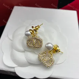 Pearlörhängen Designer för kvinnor Charm Studs Gold Letters Earring Dangle Ear Rings Hoops Fashion Aretes lyxiga smycken Tillbehör Ohrringe