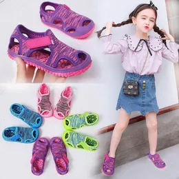 Sandały Dziewczęta wiosna i letnie dzieci zamknięte palce sportowe buty plażowe chłopcy Briening Candy Color 230626