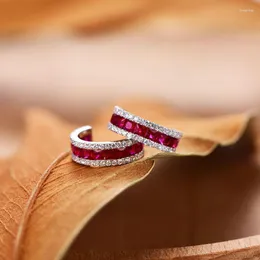 Brincos brilhantes moda para mulheres em prata incrustada com diamantes vermelhos pedras preciosas em forma de C joias de noivado