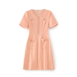 2023 Летнее розовое однотонное платье с коротким рукавом и v-образным вырезом до колен Повседневные платья W3L043904