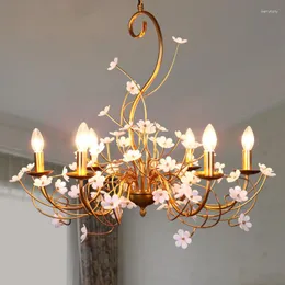 Lustres Ouro Decoração de Casamento Americano Sala de Estar Lustre Iluminação Quarto Criativo Ferro Dourado Flor Pétala Lâmpadas Led