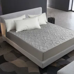Cojín de colchón Color sólido acolchado en relieve Protector impermeable Sábana ajustable estilo cubierta para cama gruesa y suave 230626