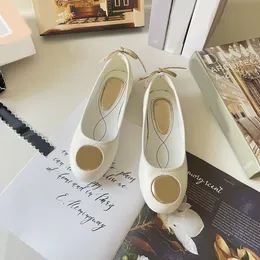 Läderklänning designer kvinnor platt rund tå båge litet guld spänne ballerina casual skor med ruta 85960 28974