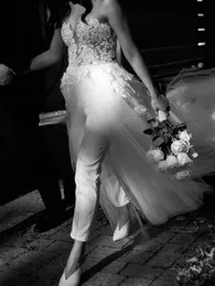 Unika mantelbröllopsklänningar med löstagbar tåg Axless 2 -stycken Brudbyxor Passar Brud Jumpsuit för bröllopsfest