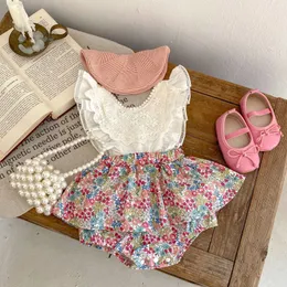 Rompers Ins Summer Infant Girl Fake Twe Piece Bodysuit Pure Cotton Sleeve Jumpsuit Lace Floral Sevelessの女の子Romper 230626