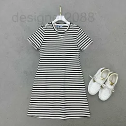 Basic & Casual Dresses designer 2023 Summer New Commuter Style Simple and Fashionable Shoulder Pin Triangle Button Repair Short Sleeve Dress F1QG