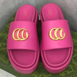 2023 Diseñador de moda de verano Zapatillas de lujo para mujer Sandalia de cuero Diapositiva plana Lady Beach Flip Flop Zapatillas casuales con caja 35-40 -593