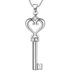 Hänge halsband Lucky Charm Silver Color Pendants For Women Valentines Halsband Lady Accessories Fashion Jewelry Heart Shaped Key AN135