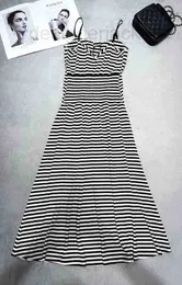 Grundläggande casual klänningar designer 23 sommar ny ren luststil, sexig smal ålder reducerar, svarta vita ränder, kontrastfärgsling klänning hraj