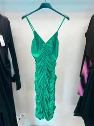Elbise 22 moda klasik moda tasarım yaz yeni seksi pileli askı elbisesi açık vneck sarma kalça orta uzunluk etek
