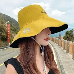 Berets 2023 Little Daisy Fisherman Hat 여성 패션 브랜드 양면 차양은 여름 얇은 Sunscre의 대체품으로 사용할 수 있습니다.