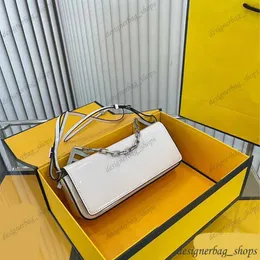 Sommaren 2023 Ny handväska gjord av polerad läder crossbody-väska dekorerad med vintage silverfinish metallbitar den kan hållas i handen eller slängas över kroppen 0425