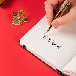 Pens e estilo tigre nacional design design metal tinteiro caneta alta altura bolso de bolso caneta de ano novo masculino material de negócios de negócios