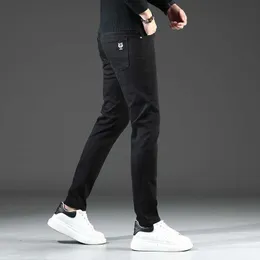 メンズジーンズデザイナースプリングニューグンジョウXINTANGコットンバウンス韓国の小さな足スリムフィットハイエンドヨーロッパの黒と白のLO FU TAU PMT4