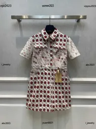 レディースデザイナー衣料ロゴメタルボタンドレスレザータグ装飾ドレスサイズS-L短袖ラペルスカート6月25日