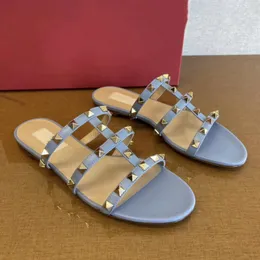 2023 Tasarımcı Kadınlar Sandaletler Düz İzleme Düz Terlik Sandal Perçinli Kız Ayakkabı Platformu Slaytlar Lady Casual Flip Flops 35-43