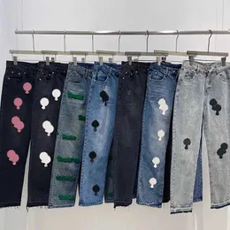 Il designer di jeans da uomo realizza vecchi pantaloni dritti cromati lavati con lettere a cuore e stampe di cuori stile lungo