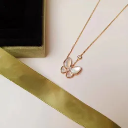 2024 Роскошное качество v-образное золотое ожерелье-подвеска-бабочка с белой ракушкой и бриллиантом для женщин, свадебное ожерелье, подарочные серьги, ювелирные изделия PS7008