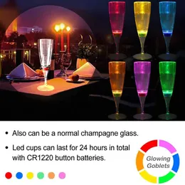 HOT SALE 6 PCS LED VINE CHACHAGNE FLUT GLASSES VATTEN Vätsket Aktiverad blinkande ljuskoppar Glass Drinkware Kök Matbar L230620