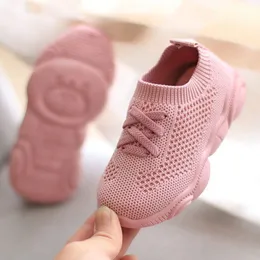 Sneakersa trampki dla dzieci letnie moda dzieci płaskie buty niemowlęce dzieci chłopcy solidne siatkowe oddychające sporty trampki 230627