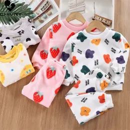 Kläder sätter hösten vinter barn tjocka varm flanell pajama baby pojkar flickor tecknad långärmad o hals sömnkläder pajamas l230627