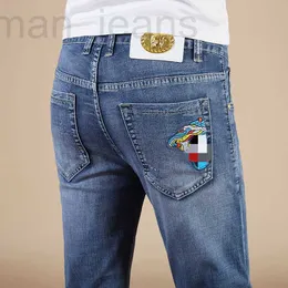 メンズジーンズのデザイナーMedusa Embroidered Jeans Men's Spring / Summer 2022 Thin Light Blueファッショナブルな汎用ストレートパンツCZ41